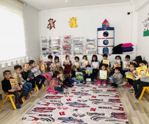 Ağrılı minikler depremzede çocuklar için kitap topladı