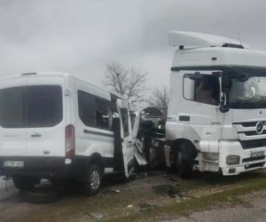 Batman’da minibüs ile tır çarpıştı: 1 ölü, 2 ağır yaralı
