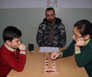 ‘Okullar Arası Zeka Oyunları Turnuvası’nda finale kalmak için kıyasıya yarıştırlar