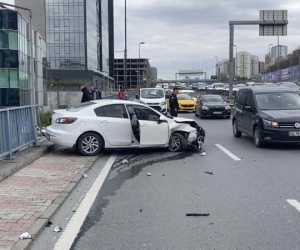 Güngören’de hızını alamayan otomobil önce minibüse, sonra demir korkuluklara çarptı