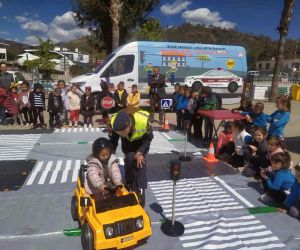 Jandarmadan miniklere trafik eğitimi