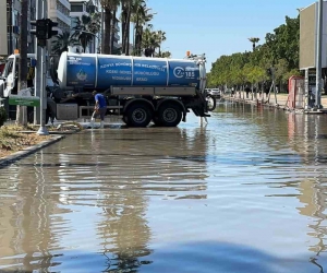 İskenderun’da denizin taştığı bölgelerde çalışma başlatıldı
