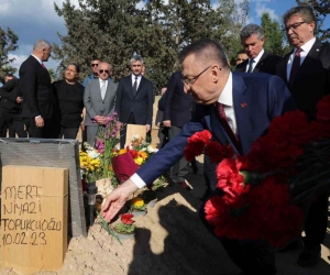 Cumhurbaşkanı Yardımcısı Oktay, KKTC’de depremde ölen öğrencilerin mezarını ziyaret etti