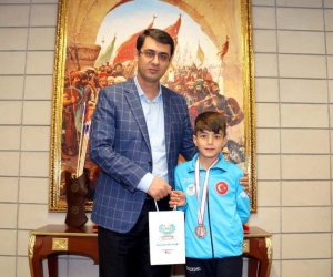 Yenişehirli çocuklar yüzme yarışmasında madalyaları topladı