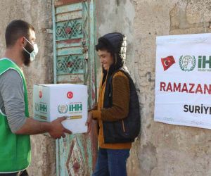 Afrin’de 8 bin 500 sivile Ramazan yardımı