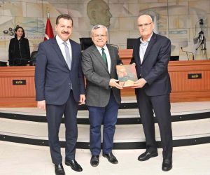 Büyükşehir Belediyesinin kültür hazinesi meclis üyelerine hediye edildi