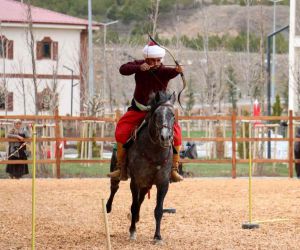Açılışa gün sayan Hamidiye Kültür Bahçesi’nde atlı okçuluk gösterisi ilgi gördü