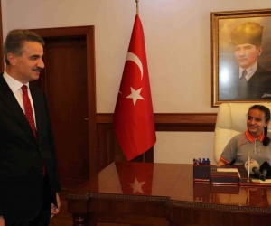 Vali Baruş, koltuğunu 4’inci sınıf öğrencisi Sude’ye devretti