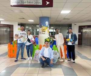 Hediyeleri ile lösemi tedavisi gören çocukların yüzlerini güldürdüler