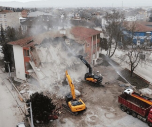 Alanyurt’ta ki emniyet binasının yıkımına başlanıldı