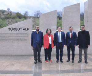 Seçim çalışmasına Turgutalp Türbesi’nden başladı