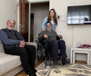Depremde ayağı sakatlanan İsmail Çürük’e tekerlekli sandalye yardımı