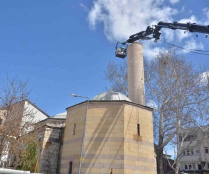 Türkiye’nin türbeye açılan mihraplı tek camisinin minaresi söküldü
