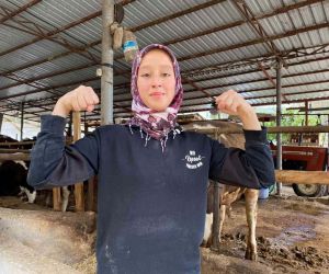 15 yaşındaki Ayşe’nin bilek güreşi şampiyonası için sıra dışı antrenman yöntemleri