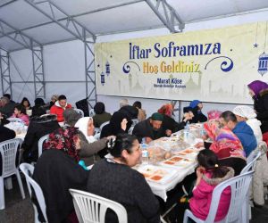 Mamak Belediye Başkanı Murat Köse, iftar çadırında yemek dağıttı