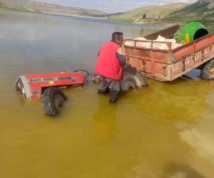 Çiftçi tarlasına gitmek için girdiği gölette mahsur kaldı