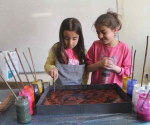 Elazığ’da ebru sanatı ile tanışan çocuklar büyük mutluluk yaşadı