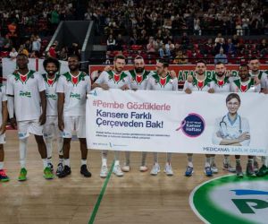 Pınar Karşıyakalı basketbolcular kansere karşı pembe gözlük taktı