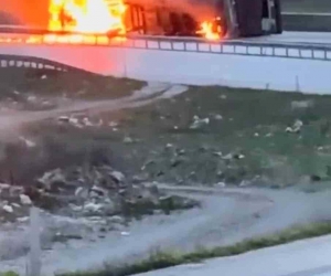 Devrilen Bulgaristan plakalı tır alev alev yandı, 2 kişi hayatını kaybetti