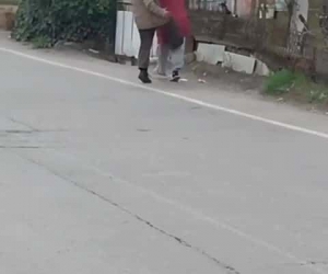 Pendik’te yaşlı kadına tekme tokat şiddet kamerada