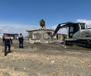 Karataş’ta kıyı şeridine kaçak inşa edilen barakalar yıkıldı