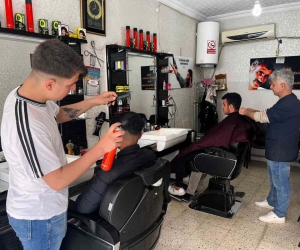Nusaybin’de berber ve müşterisi tıraşı yarıda kesip halay çekti