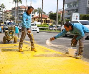 Alanya Belediyesi durak önlerinin boyasını yeniliyor