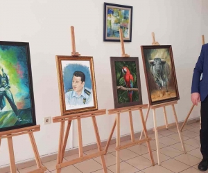Polis memuru yağlı boya çalışmalarını sergiledi