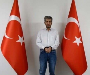 FETÖ’nün güncel finans yapılanmasında yer alan Mehmet Cintosun, MİT tarafından yurt dışında düzenlenen operasyonla yakalanarak Türkiye’ye getirildi.