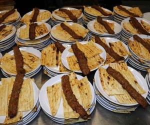 10 çeşit meze ile servis ediliyor: Adana kebap iftarda hem gözü hem de mideyi doyuruyor