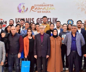 Vali Ali İhsan Su, gençlerle iftar yaptı