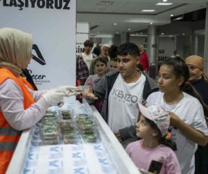 Mersin’de Kadir Gecesinde 10 bin paket lokma tatlısı dağıtıldı