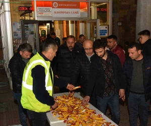 Bozüyük Belediyesi’nden Kadir Gecesi’nde şeker ikramı