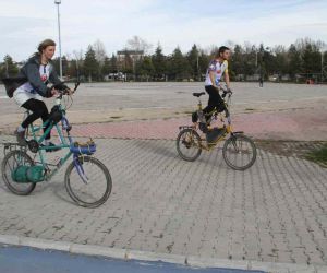 Uzun bisikletleriyle Avrupa ve Asya turuna çıkan İspanyol ve İtalyan ikili, Beyşehir’de mola verdi