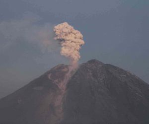 Endonezya’daki Semeru Yanardağı’nda 16 patlama