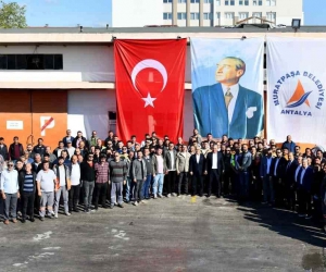 Başkanı Uysal, belediye çalışanlarıyla bayramlaştı