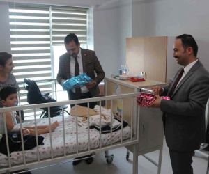 MHP Sivas milletvekili adayı İpek, hastanelerdeki çocukları unutmadı