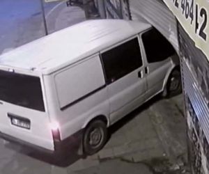 İstanbul’da film gibi soygun kamerada: Hurdacıyı kepengini minibüsle kırıp soydular