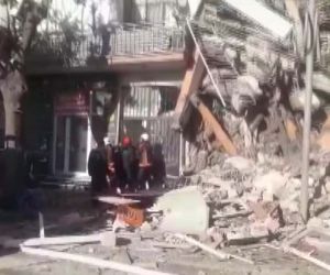 Malatya Küçük Mustafa Paşa Mahallesi Zapçıoğlu Caddesi ağır hasarlı bir bina çöktü. Binanın çökmesinin ardından olay yerine çok sayıda ekip sevk edilirken, enkaz altında birilerinin kalma ihtimaline karşı arama kurtarma çalışması başlatıldığı öğrenildi.