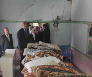 Bakan Ersoy, depremde hasar alan cemevini ziyaret etti