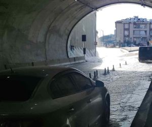 Eyüpsultan’da İSKİ borusu patladı: Tramvay suya gömüldü