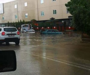 Adana’da sağanak yolları göle çevirdi, otomobil sular altında kaldı
