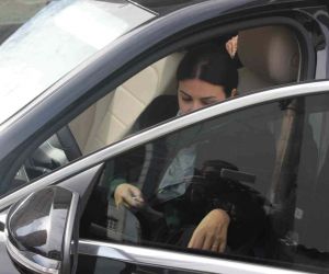 AK Partili kadın aday, seçim kampanyasını kendi kullandığı aracıyla yapıyor