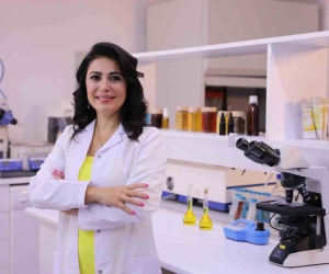 Uzmanlardan sivilce ve aknelere karşı arı zehri ve propolis önerisi