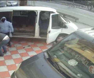 Şişli’de minibüsle soygun girişimi kamerada: Komşu bağırınca apar topar kaçtılar