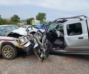 Otomobiller kafa kafaya çarpıştı: 1 ölü, 4 yaralı