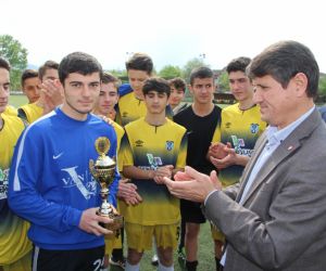 Gençlergücü U-16 takımı kupasını aldı