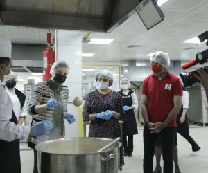 DEÜ, İzmir Valiği ile 500 aileye iftar menüsü hazırladı