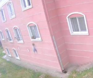 3 yaşındaki çocuğun 5. kattan düşme anı kameraya yansıdı