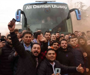 Bordo-mavili taraftarlar, şampiyon takımlarını Hatay’a meşaleler ve tezahüratlarla uğurladılar